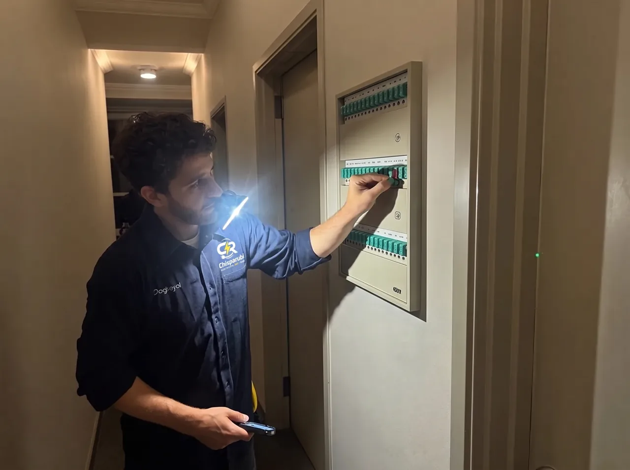 Electricista de urgencia 24h reparando el diferencial de un cuadro de noche en Rubí