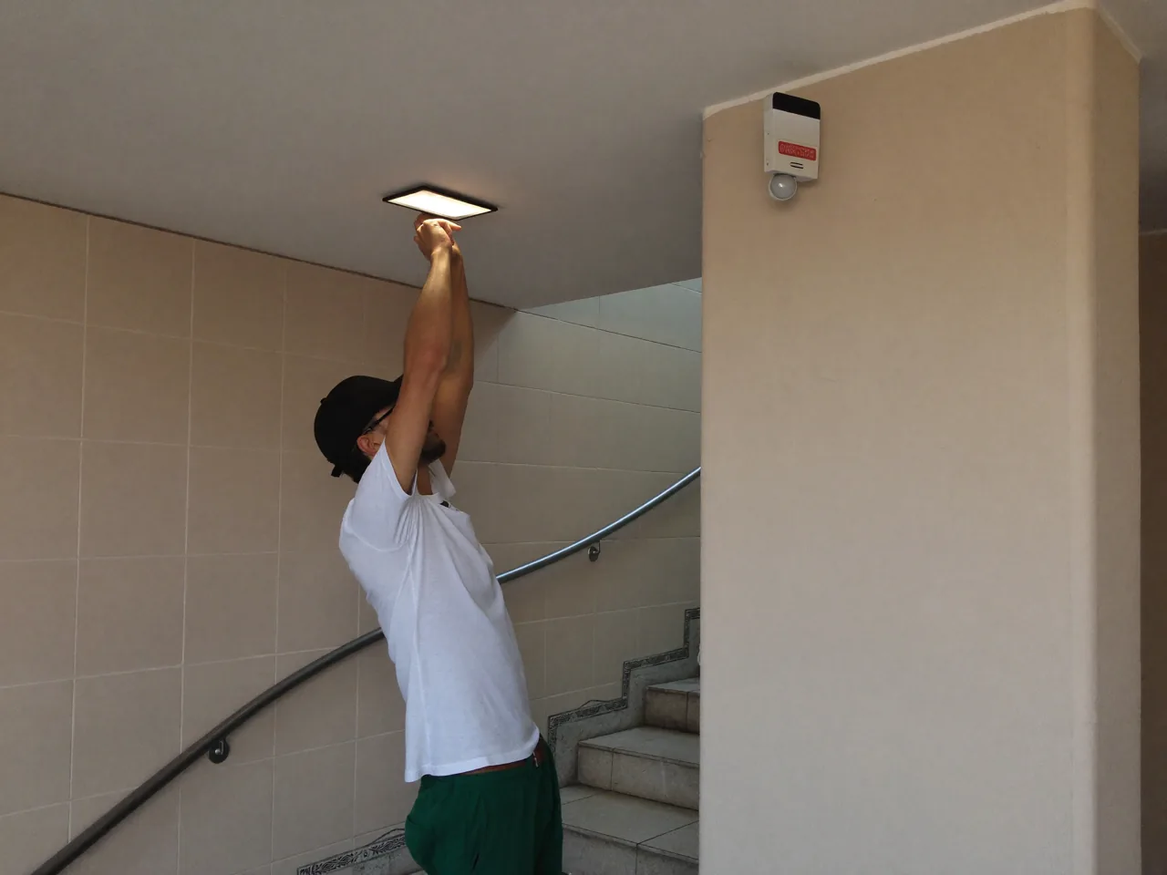 Instalación de alumbrado LED con detector en la escalera de una comunidad de Rubí