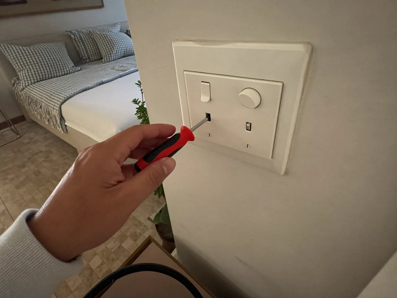 Reparación de un interruptor de pared en una vivienda de Rubí