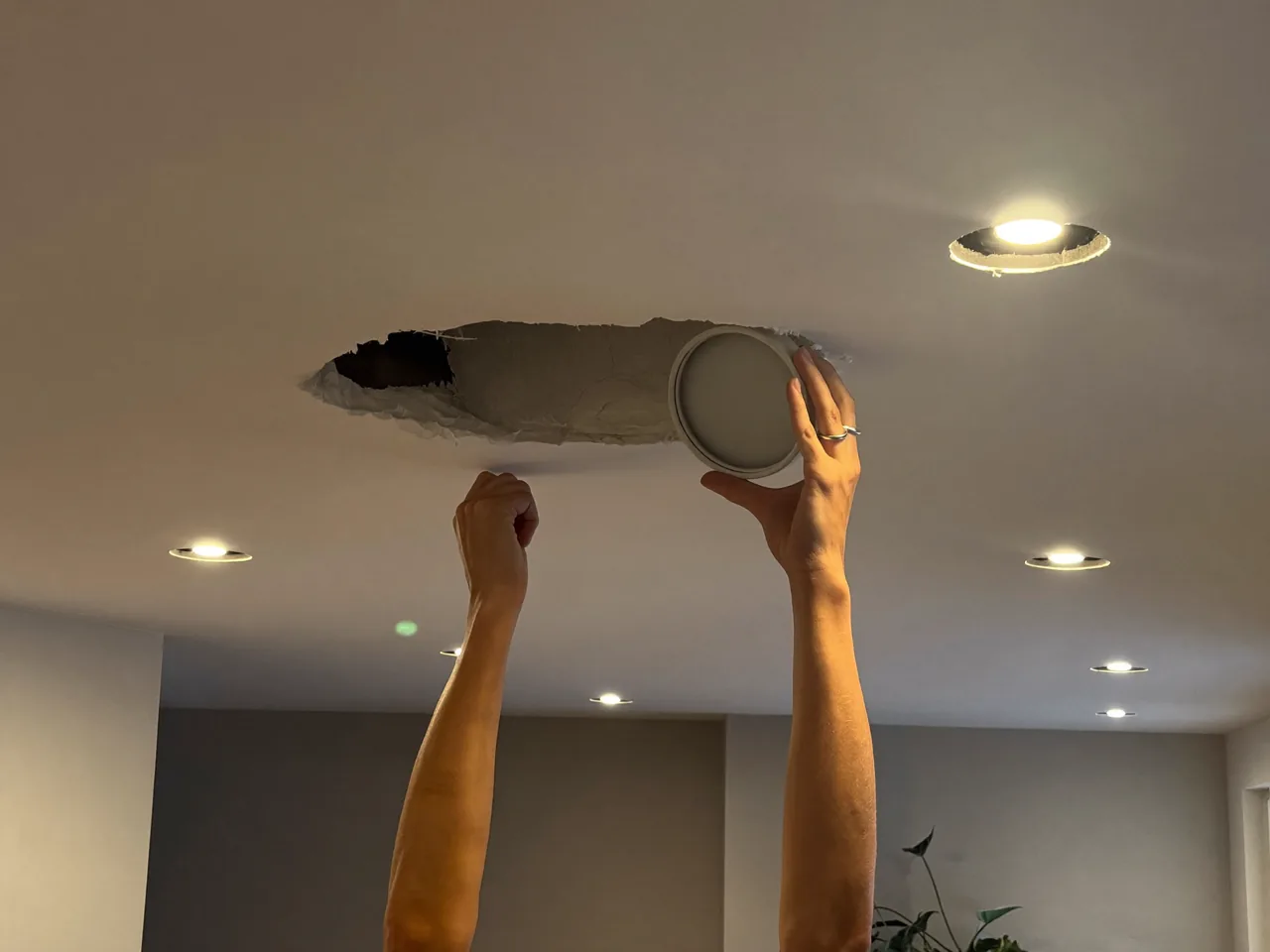Instalación de focos LED empotrados en el techo de un salón en Rubí