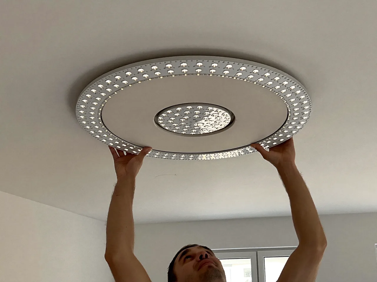 Instalación de un plafón LED de bajo consumo en una habitación de Rubí