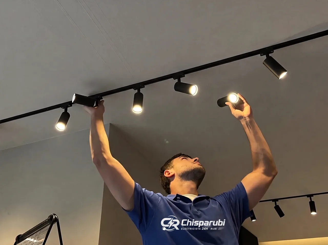 Instalación de iluminación LED en raíl en un local comercial de Rubí